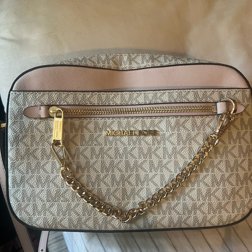 Micheal kors cross body bag.